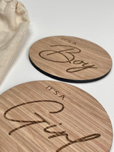 Load image into Gallery viewer, Gender Reveal Wooden Discs Oak, Its a Boy, Its a Girl Announcement, Baby Shower Gift, Baby Reveal, Hospital Bag Essentials, Mum to Be Gift