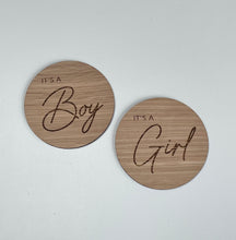 Load image into Gallery viewer, Gender Reveal Wooden Discs Oak, Its a Boy, Its a Girl Announcement, Baby Shower Gift, Baby Reveal, Hospital Bag Essentials, Mum to Be Gift
